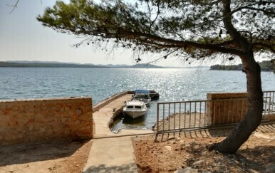 20 minuta od stvarnog svijeta: Ribarska kuća na "pustom" otočiću kod Murtera za odmor života