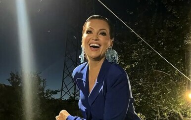 Nina Badrić u Imotskom nastupila u efektnim hlačama