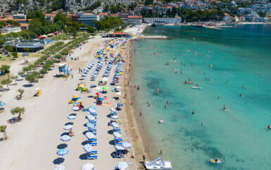 Toples na plaži u Omišu izazvao podijeljene reakcije