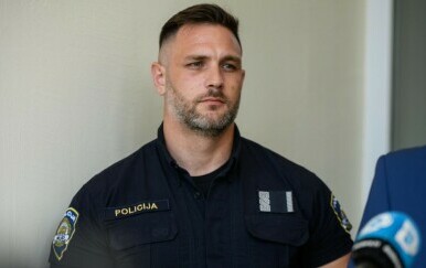 Žene poludjele za zgodnim policajcem herojem iz Zadra Dariom Krunešom