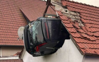 Šestero ozlijeđeno u prometnoj nesreći u Njemačkoj, automobil završio na krovu štale