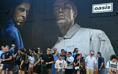 Pano slavne engleske rock-grupe Oasis