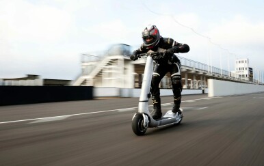 Ovo je Bo "The Turbo" - najbrži električni romobil na svijetu koji ubrzava brže od Tesle Modela 3