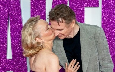Pamela Anderson i Liam Neeson bliski na crvenom tepihu