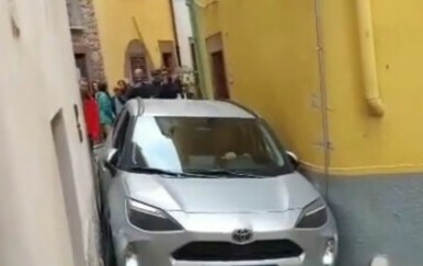 Turist slijedilo GPS pa zapeo u uskoj uličici: "Nema problema, treba mu samo maslinovo ulje"
