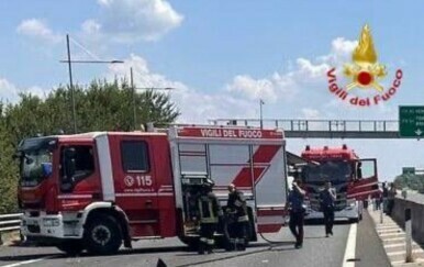 Manji avion se srušio i zapalio na autocesti: Dvoje mrtvih, vozila na putu prošla kroz plamen