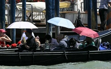 Turisti se u Veneciji kišobranima štite od velike vrućine