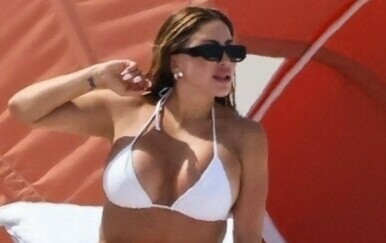 Larsa Pippen u bijelom badiću pokazala zanosne obline