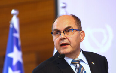 Schmidt odbacio nagađanja da priprema izbornu reformu u korist Hrvata
