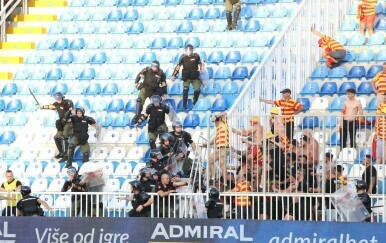 Kaos u Srbiji: Poljaci stigli i izazvali nered u gradu, a zatim i na stadionu!