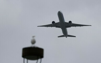 Avion prisiljen kružiti jer je stigao 18 sekundi prerano