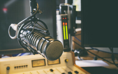 Kako se piše: radio emisija ili radioemisija