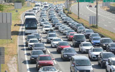 Pješak na autocesti između čvorova Šibenik i Skradin, kolone na nekim dionicama
