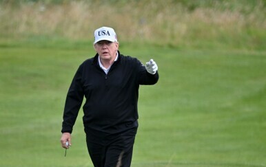Trump viđen kako igra golf na početku posjeta Škotskoj