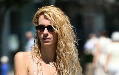 Ulična moda Zagreb plavokosa mama u ljetnoj haljini 2025.