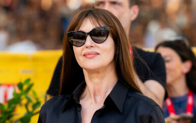 Monica Bellucci u maksi suknji koja ističe obline