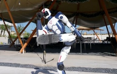 VIDEO Ovaj kineski robot može trčati, boksati i stajati na rukama - no opasan je po ljude?