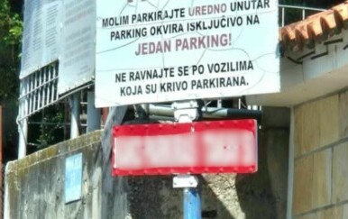 Smiješan natpis na parkingu u Kaštel Starom