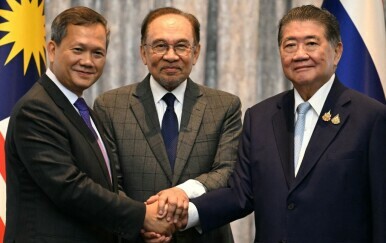 Tri premijera u povijesnom rukovanju