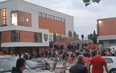 VIDEO Opći kaos ispred Marakane: "Krvavih ima na sve strane, pucaju topovski udari"