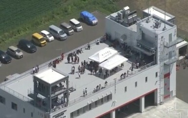 Ljudi u Japanu na krovovima dok se čeka cunami