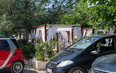 Hitna pomoć se zbog auta nije mogla probiti do muškarca na splitskoj plaži