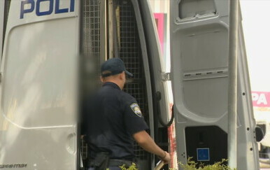 Privođenje osumnjičenih za premlaćivanje mladog Slovenca