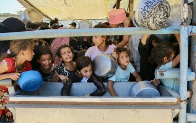 Djeca u Gazi čekaju humanitarnu pomoć