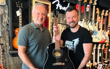 Goran Belošević poklonio gitaru Marku Perkoviću Thompsonu