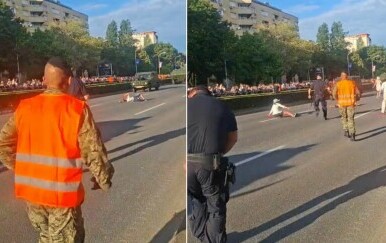 Incident na vojnom mimohodu, dvoje ljudi morali odvoditi vojnici