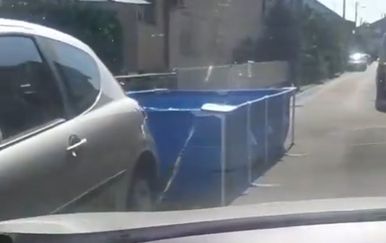 Samo u Dubravi: Postavili bazen na ulicu ispred kuće, mislite li da su pretjerali?