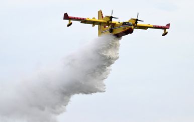 Kanaderi pomažu na požarištu na Čiovu, gori i na Mljetu