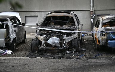 U požaru na Trešnjevci izgorio automobil, vatra se proširila na još dva auta