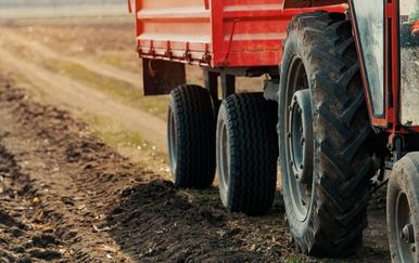 Muškarac poginuo pri padu pod traktor u Sračincu