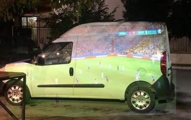 Balkanci znaju bolje: Ne treba im veliki televizor za gledanje SP-a kad su ovako domišljati