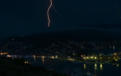 Kaotična noć na moru: Jedrilica završila na stijenama, posada spašena