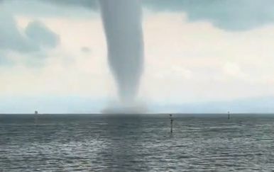 Zastrašujući prizori: Nad jezerom se stvorio golemi vodeni tornado