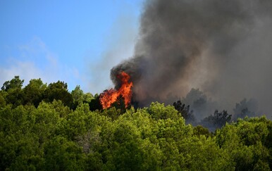 Vatrogasci se bore s velikim šumskim požarom na jugu Francuske