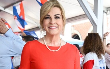 Kolinda Grabar-Kitarović u vatreno crvenoj haljini bodrila Hrvatsku protiv Portugala na Svjetskom prvenstvu
