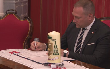 Vlada u Đakovu uručila ugovore vrijedne 409 milijuna eura i darovala Crkvi 2300 hektara zemljišta