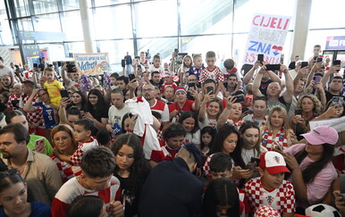 Vatreni se vratili sa SP-a, nisu svi sletjeli u Zagreb: Dočekalo ih tristotinjak navijača