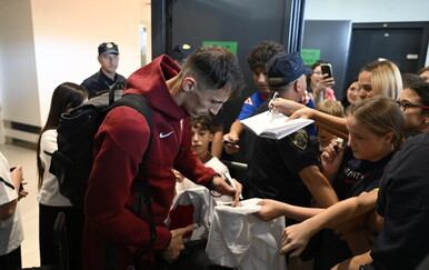 Jedan vatreni zadnji ostao na aerodromu: Nije odbio nijednog navijača