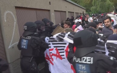 Tisuće prosvjednika blokirale ceste zbog skupa AfD-a, izbili i sukobi