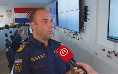 Požar na Hvaru i dalje gori, na terenu su četiri kanadera i vatrogasci