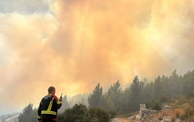 Na požarištu na Braču dežura 38 vatrogasaca do jutra
