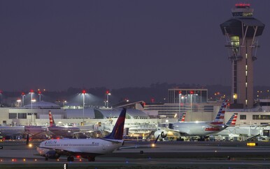 Vatromet pogodio zrakoplov tijekom slijetanja u Chicagu
