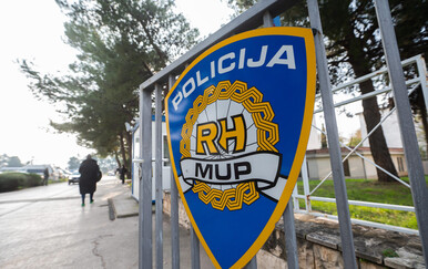 Pijan i potpuno gol šetao Virom pa pokušao pobjeći policiji