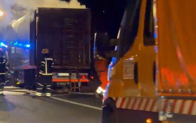 Zapalilo se vozilo na A6