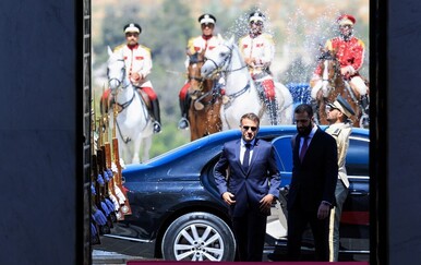 Eksplodirale dvije bombe u blizini hotela u kojem je Emmanuel Macron