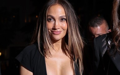 Jennifer Lopez u Parizu ukrala sve poglede: Duboki dekolte bio je glavna tema večeri